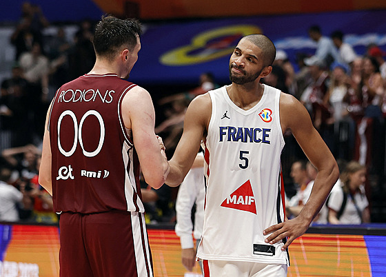 Francouzský basketbalista Nicolas Batum (vpravo) gratuluje Lotyi Rodionsi...