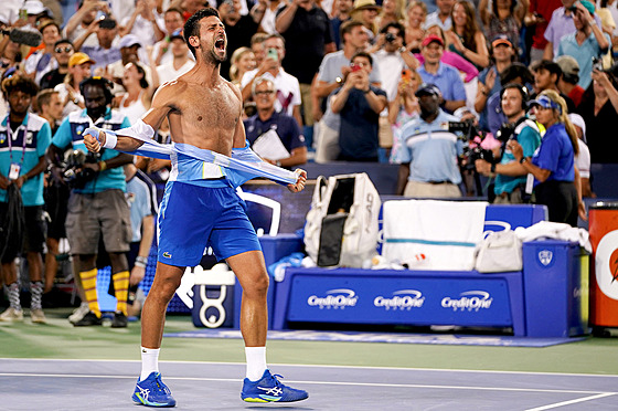 Novak Djokovi slaví zisk titulu na turnaji v Cincinnati.