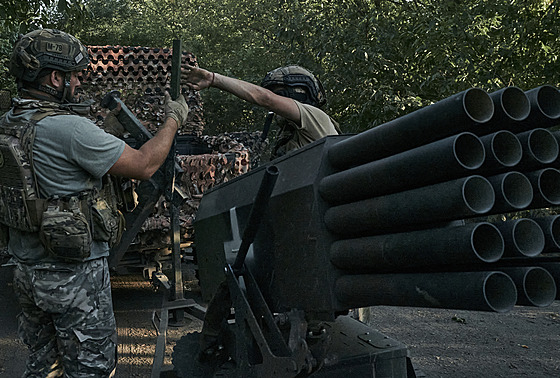 Ukrajintí vojáci 28. brigády pipravují raketový minisystém na frontové linii...
