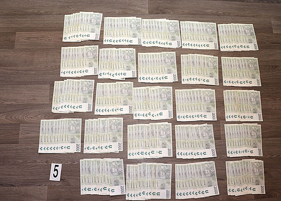 Bankovky po vyndání z plastového obalu (23. srpna 2023)