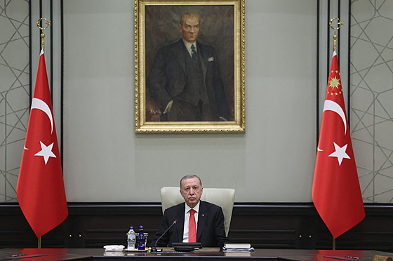 Turecký prezident Recep Tayyip Erdogan s portrétem zakladatele moderního...