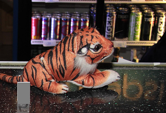 Lupi� nechal v baru ply�ovou hra�ku.