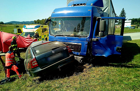 V osobním aut zemel starí pár, v kamionu idi.