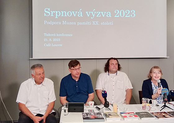 Senátorka a pra�ská zastupitelka Hana Kordová Marvanová, historici Petr Koura a...