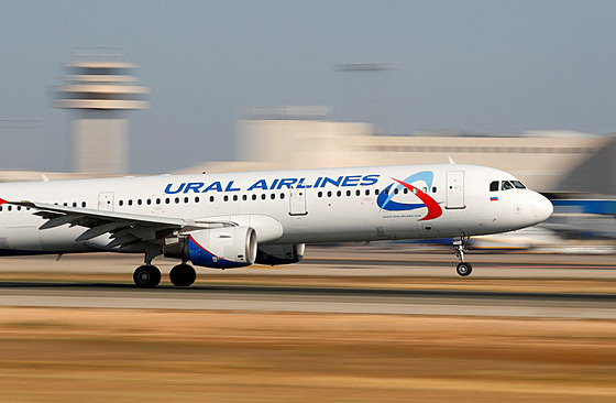 Airbus A321-200 ruského dopravce Ural Airlines vzlétá z letit ve panlském...