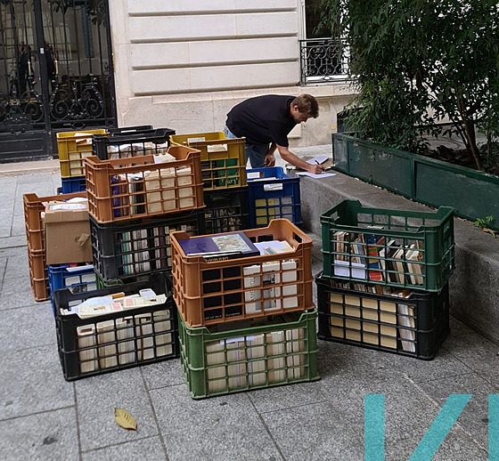 Do Moravské zemské knihovny v Brn� p�evezli tém�� tunu knih z bytu Milana...