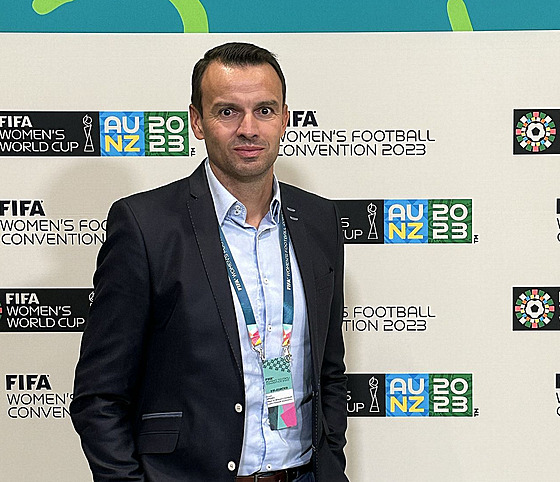 Erich Brabec na konferenci enského fotbalu v Sydney