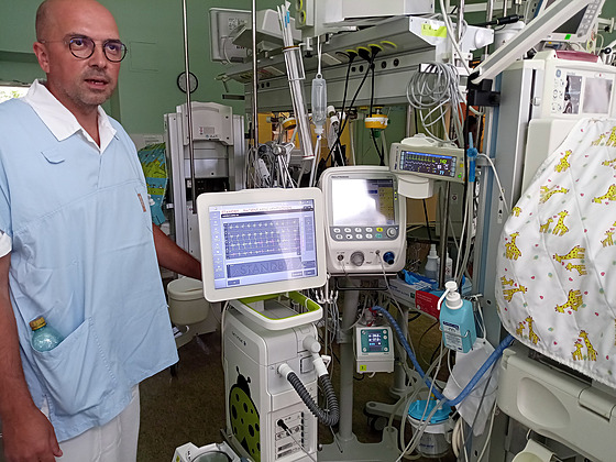 Petr Kudrna má na starosti nastavení nového dýchacího pístroje pro pedasn...