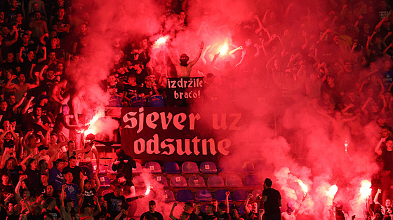 Fanou�ci Dinama Záh�eb b�hem utkání 3. p�edkola Ligy mistr� proti AEK Atény.