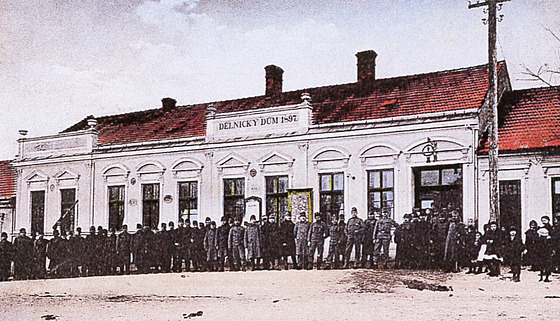 Dlnický dm v letech 1897 a 1925 v brnnských idenicích.