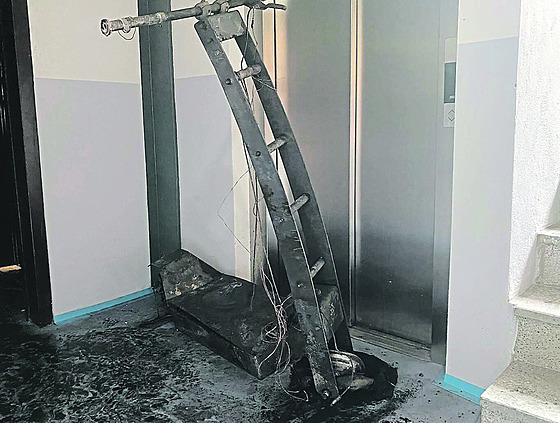 Poár od elektrokolobky v dom v praské Libni