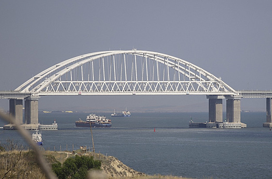 Nákladní lod a trajekty v Kerském prlivu pod Krymským mostem (25. ervence...