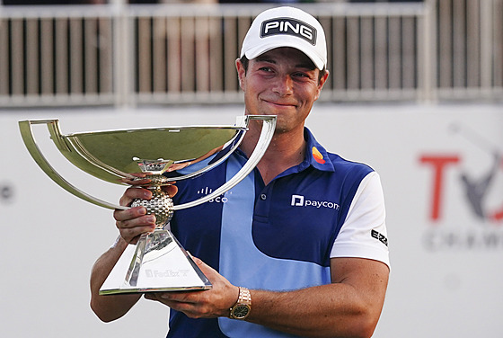 Norský golfista Viktor Hovland s trofejí pro vítze turnaje v Atlant.