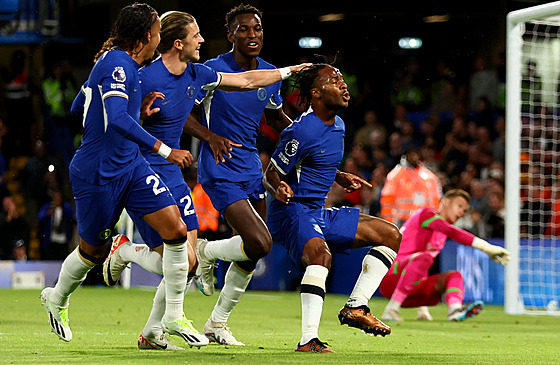 Raheem Sterling (vpravo) z Chelsea se raduje se spoluhrái z gólu v zápase s...