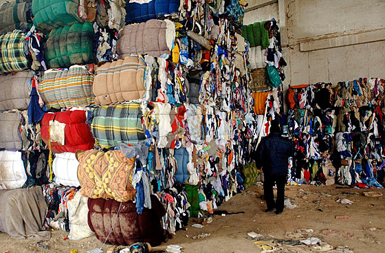 Skládka vyazeného textilu na Tachovsku