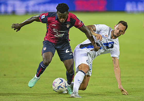 Hakan Calhanoglu (vpravo) z Interu Milán a Ibrahim Sulemana z Cagliari bojují o...