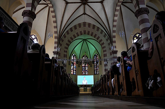 Účastníci bohoslužby v kostele svatého Pavla v německém Fürthu, která byla z...