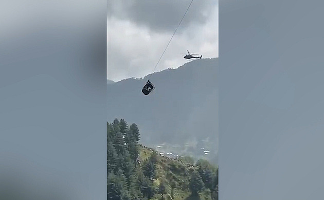 Děti na cestě do školy uvázly v lanovce, i s učiteli visí 300 metrů nad zemí