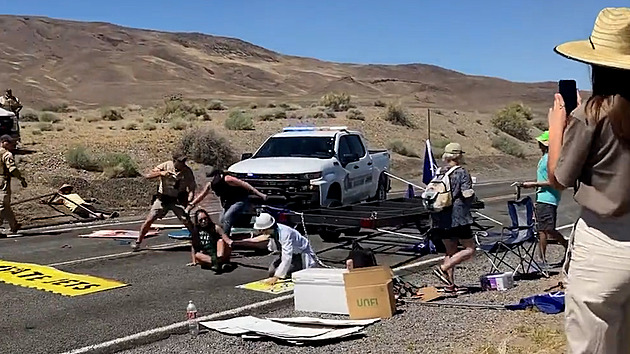 VIDEO: Policisté v Nevadě se s aktivisty nepárali. Prorazili zábrany, tasili pistole