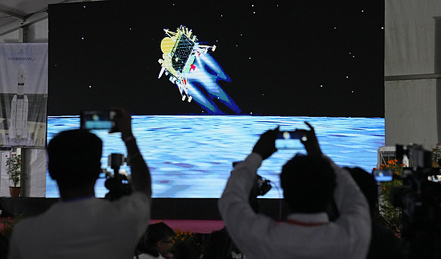 Indický modul úspěšně přistál na Měsíci, Rusům se to nedávno nepovedlo
