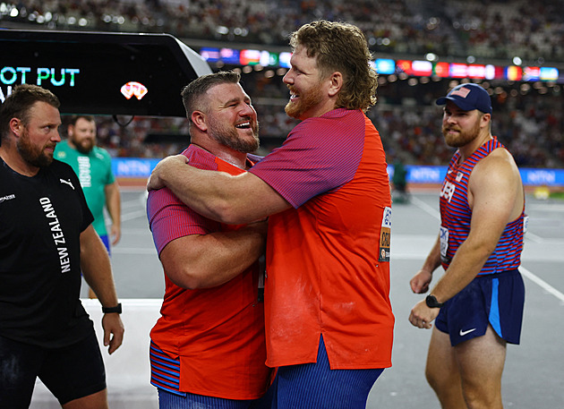 Odmítl NFL, bál se úrazu hlavy. Teď je jako Bolt. Koulařský inovátor Crouser