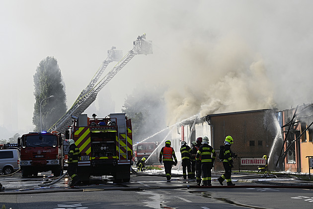 Požár v Otrokovicích je lokalizovaný, stále zasahují hasiči z celého kraje