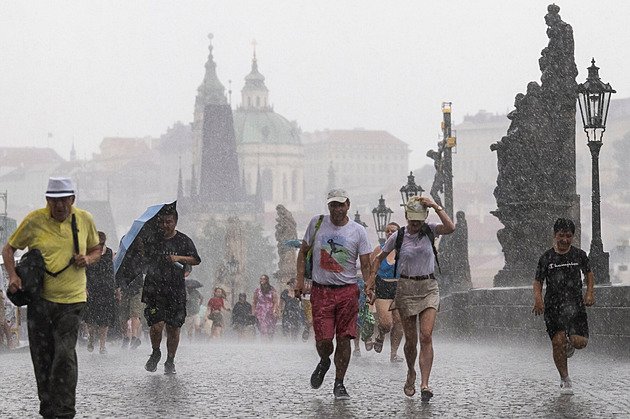 S deštěm se v Česku oteplí. Platí výstraha před silným větrem