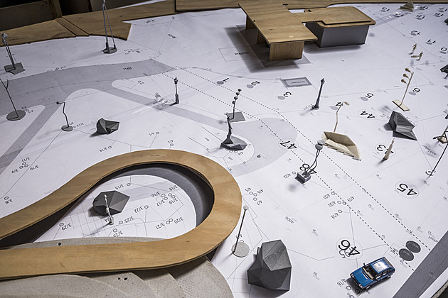 Světelná zahrada pod Dvoreckým mostem. Sochy a lampy vytvoří Kintera