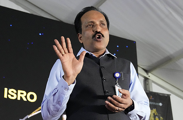 Na lunární povrch vyjelo z přistávacího modulu indické vozítko Pragján