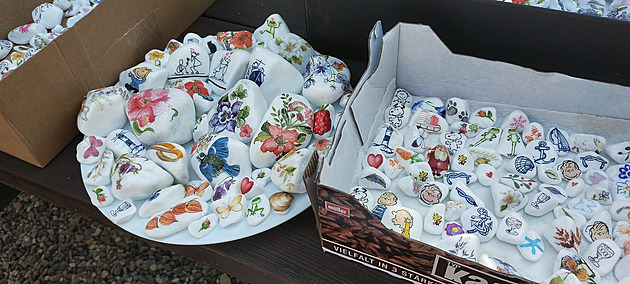 Žena zdobí kamínky ubrouskovou metodou, v Pelhřimově se pokouší o rekord