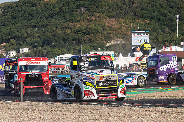 VIDEO: Mostem proburácely závodní tahače s americkými svalovci