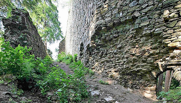 Takový byl hrad Perštejn. Odborníci vrátili zřícenině podobu ve 3D modelech