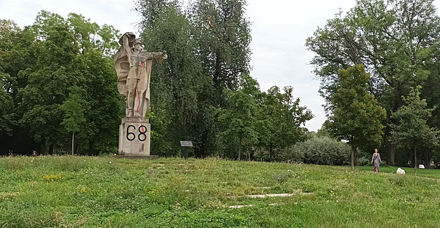 Muž na pomník namaloval číslo 68. To rozšmudláte, radil policistům s čištěním