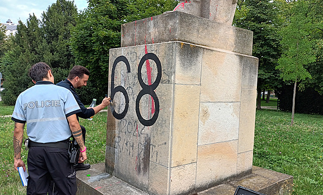 Muž na pomník namaloval číslo 68. To rozšmudláte, radil policistům s čištěním