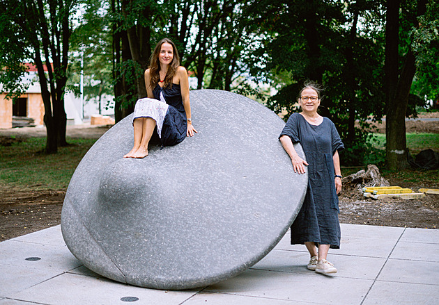 O 53 metrů dál. Most kvůli obnově parku přesunul sochu připomínající ňadro