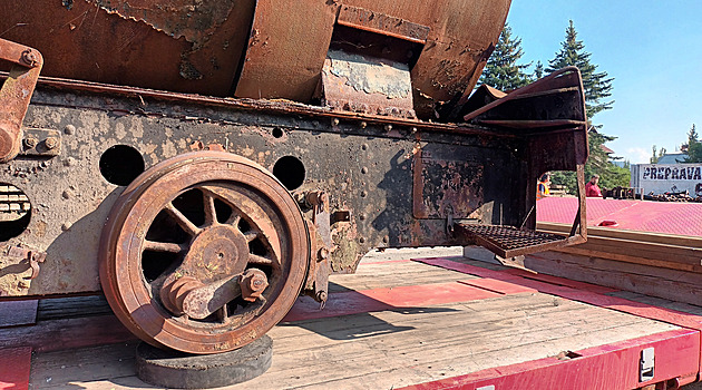 Muzeum si přivezlo cennou lokomotivu, rezavý unikát zvedaly dva autojeřáby