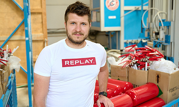 Hořet mohou e-cigarety i elektrokola. Pozor na nabíjení, říká výrobce hasičáků