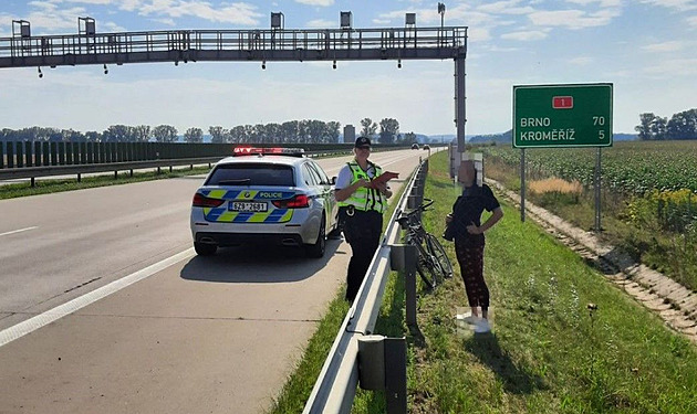 Opilá žena jela po D1 na kole. Spletla jsem si cestu, tvrdila policistům