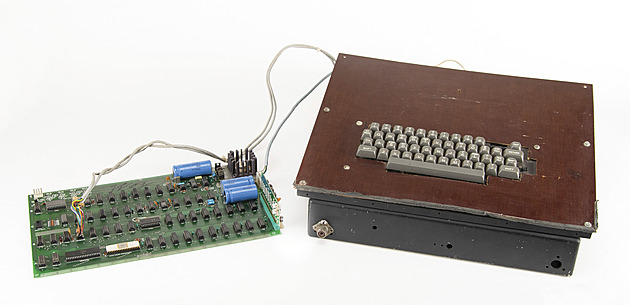 V USA vydražili jeden z prvních Apple počítačů, podepsal ho zakladatel firmy