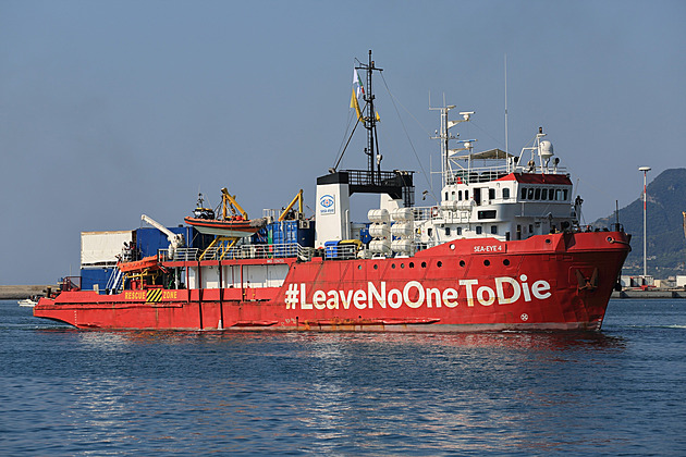 Itálie má novou taktiku. Blokuje lodi, které sbírají migranty v moři postupně