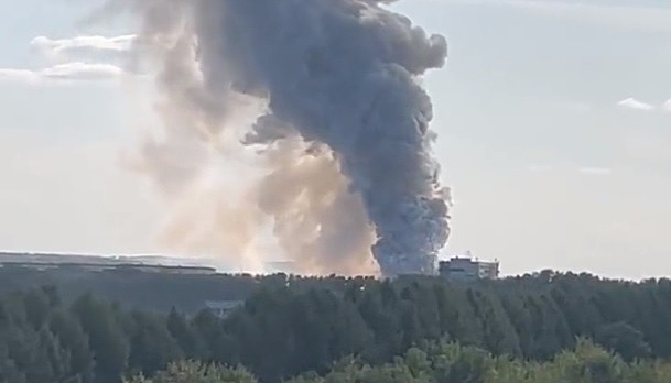 Na Sibiři hořel sklad pyrotechniky. Bylo to jako při explozi, popisují svědci