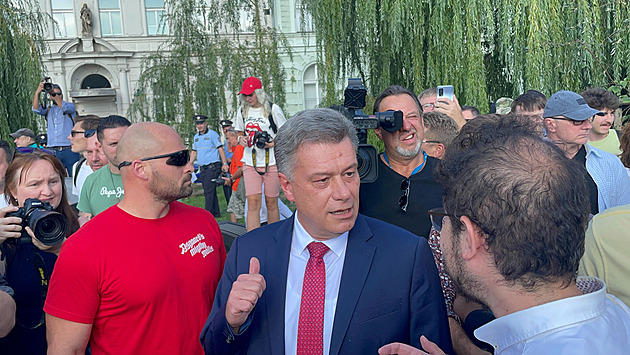 Demisi, volají lidé a protestují proti Blažkovi. Ten na akci sám přišel