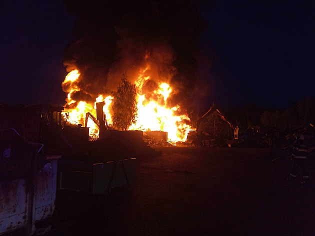 V elektrárně Tisová na Sokolovsku hoří skládka pražců, oheň je vidět zdaleka