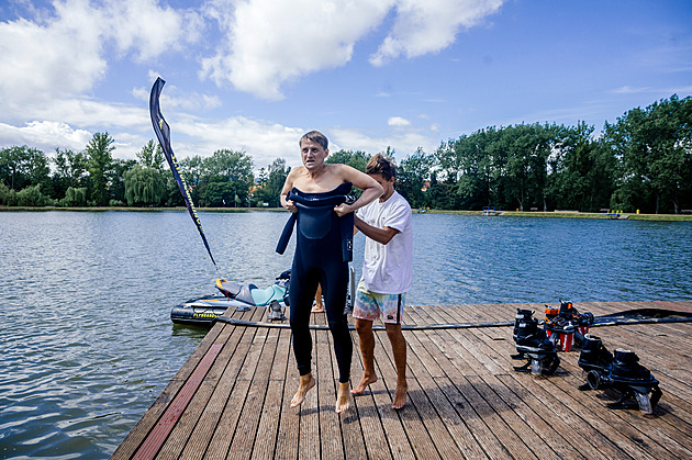 Jen tak vzlétnout nad hladinu. Sníte o létání? Vyzkoušeli jsme flyboarding