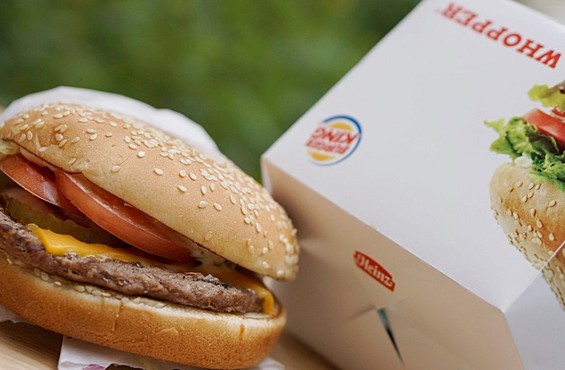 Burger King jde k soudu. Jeho burgery jsou prý o třetinu menší než na obrázku