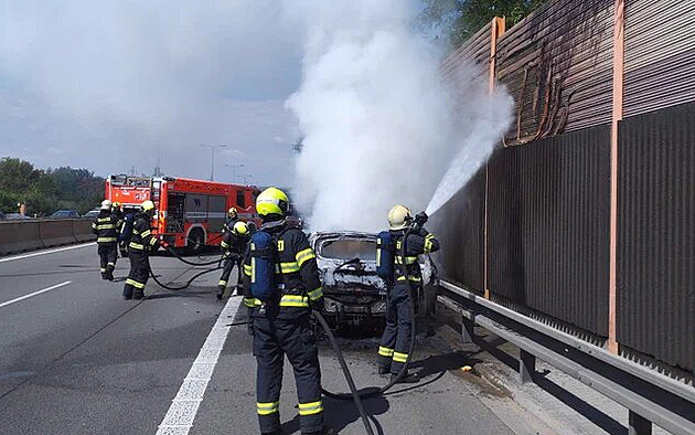 Na D1 směrem na Prahu hořelo osobní auto, škoda jde do statisíců