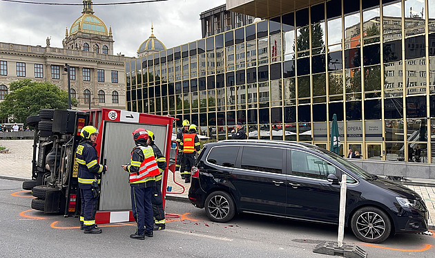 Na magistrále u Národního muzea havarovali hasiči, dva se lehce zranili