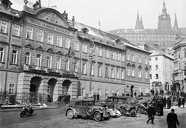 Wehrmacht v Praze a běsnící dav. Chlapec z fotky ještě netušil, jak se mu změní život