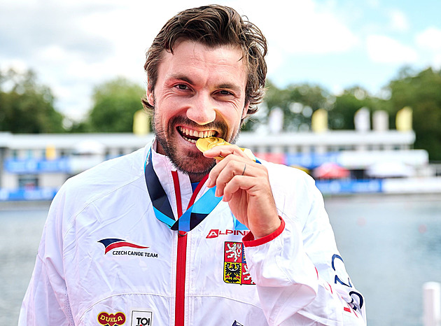 Kanoista Martin Fuksa pózuje se zlatou medailí pro mistra světa na kilometru,...
