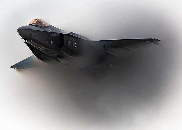 Superstíhačku F-35 předvede divákům v Česku elitní pilotka „Beo“ Wolfe